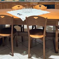 Tavolo in legno con sedie