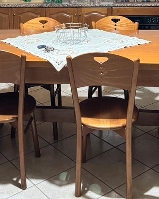 Tavolo in legno con sedie