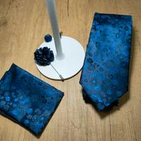 Cravatta, gemelli e pochette mai indossati