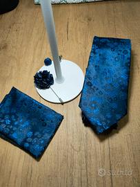 Cravatta, gemelli e pochette mai indossati