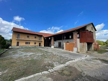 Rustico / Casale di 198 m² con 5 locali a Cuneo
