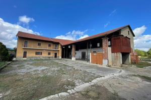 Rustico / Casale di 198 m² con 5 locali a Cuneo