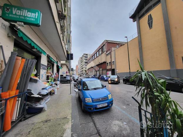 NEGOZIO A NAPOLI