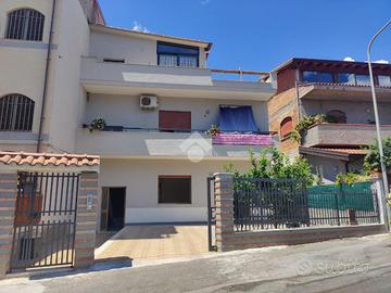 4 LOCALI A GIARDINI NAXOS