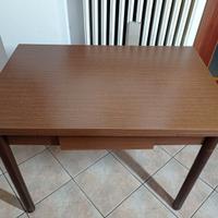 Tavolo allungabile con cassetto