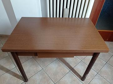 Tavolo allungabile con cassetto