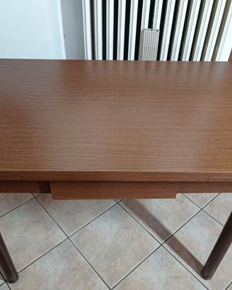 Tavolo allungabile con cassetto