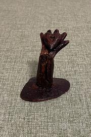 Statuetta in corteccia di sughero, cuore sul palmo