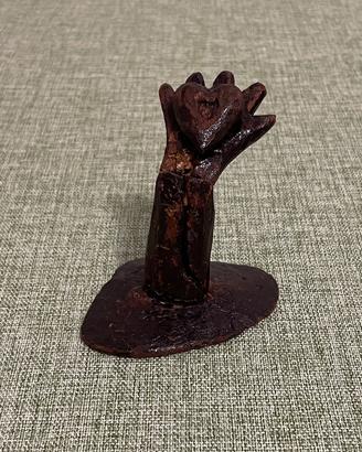 Statuetta in corteccia di sughero, cuore sul palmo