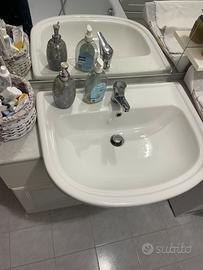 Bagno con mobile, lavabo, toletta e specchio