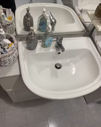 Bagno con mobile, lavabo, toletta e specchio
