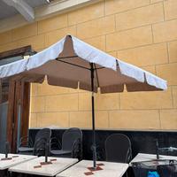 Tavoli e ombrelloni da esterno