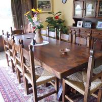Tavolo legno massello con 10 seggiole e credenza