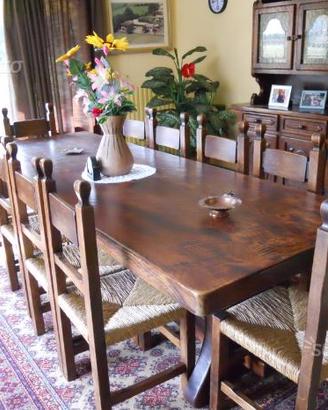 Tavolo legno massello con 10 seggiole e credenza