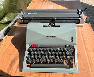 Macchina da scrivere Olivetti 82