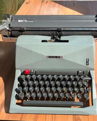 Macchina da scrivere Olivetti 82