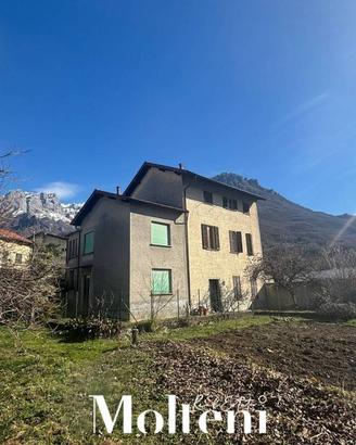 Casa indipendente di 192 m² con più di 5 locali a 
