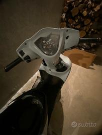 Motorino incidentato avanti