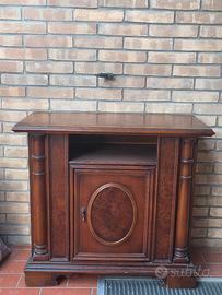 Mobiletto in legno scuro in stile classico