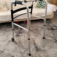 Deambulatore pieghevole con rotelle