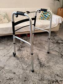 Deambulatore pieghevole con rotelle