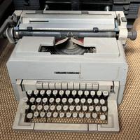 Macchina da scrivere vintage Olivetti