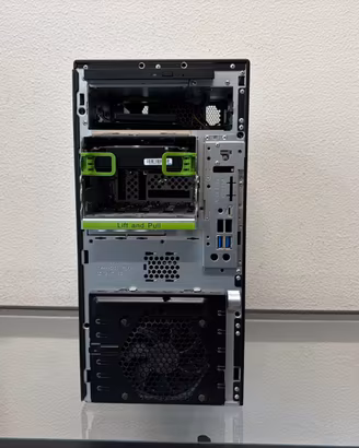 PC /SERVER FUJITSU XEON ssd 256gb + hdd 2000GB W11