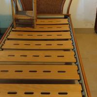 2 Letti in legno massello singoli.