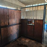 Box per cavalli in legno