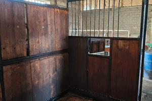 Box per cavalli in legno