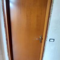 Porta il legno con maniglie