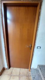 Porta il legno con maniglie