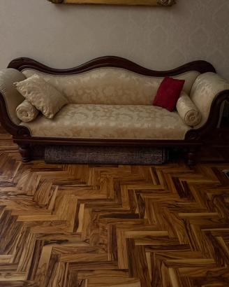 Divano antico Tempo quasi scaduto