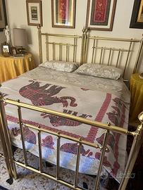 Letto matrimoniale in ottone fatto da un artigiano