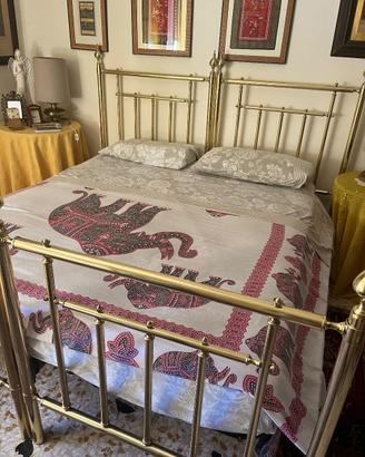 Letto matrimoniale in ottone fatto da un artigiano