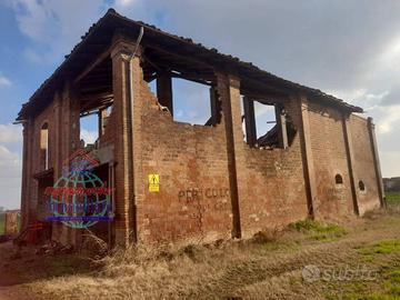 Rustico / Casale di 300 m² con più di 5 locali a S