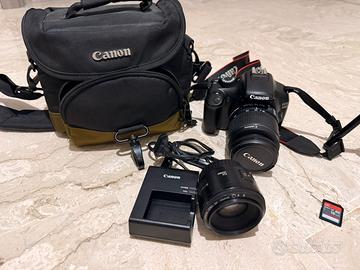 Canon 1100D con due obiettivi