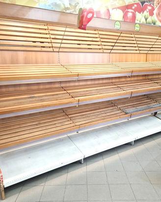 2 scaffalature in legno self-service usate