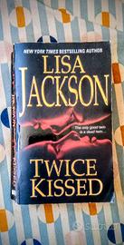 Libro in inglese "Twice kissed" di Lisa Jackson.