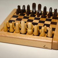 Scacchiera di design in legno con pezzi del gioco