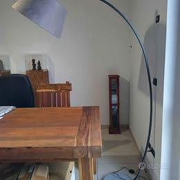 Piantana, lampada da terra di design con paralume.