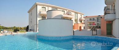 Trilocale con piscina e posto auto coperto