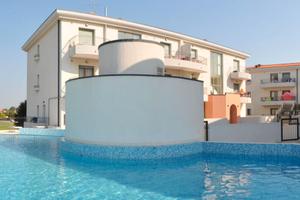 Trilocale con piscina e posto auto coperto