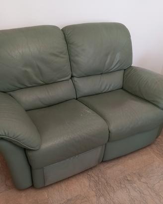 Coppia divani in pelle, mobile basso e tavolinetto