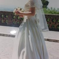 Abito da sposa in raso, sottogonna in tulle, velo