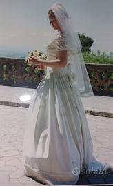 Abito da sposa in raso, sottogonna in tulle, velo