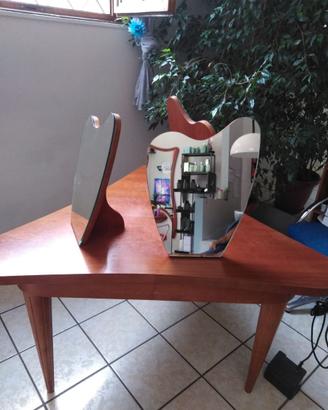 Tavolo tecnico con tre specchi