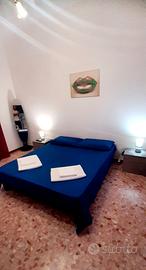 Camera arredata  con balcone 