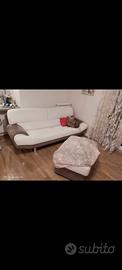 divano e pouf bicolore scamosciato 