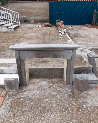 Rivestimento camino in  pietra Peperino perfetto s
